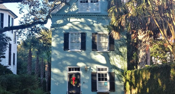The neighbors of this pretty little house on Gibbes Street used to have roosters roaming their garden. They would serve as an early morning alarm for the whole neighborhood.