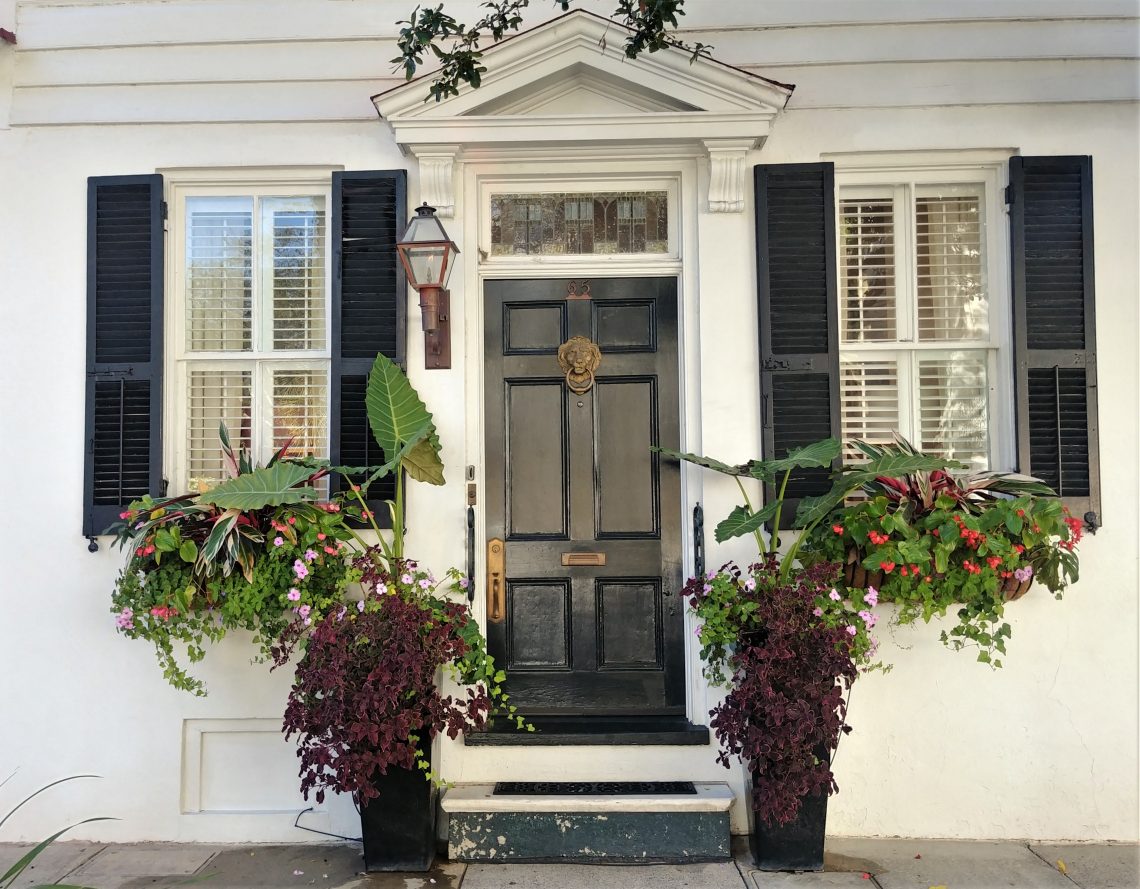 This Charleston entrance on Meeting Street just screams, "Welcome!" Doesn't it?