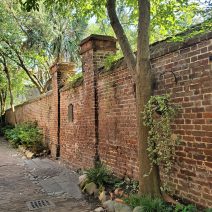 Philadelphia Alley is perhaps the most famous of Charleston's cool alleys. It has had a number of names over the years, but was named for the city of Philadelphia in 1811 after it had sent generous financial aid to help Charleston after a large fire in 1810.