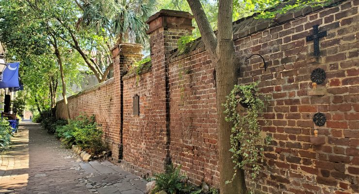 Philadelphia Alley is perhaps the most famous of Charleston's cool alleys. It has had a number of names over the years, but was named for the city of Philadelphia in 1811 after it had sent generous financial aid to help Charleston after a large fire in 1810.