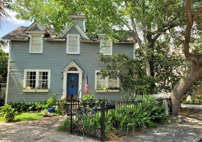 This little house (about 1000 sq. ft.) was built in 1890. While it looks like it should be out in the country, it is actually in downtown Charleston on Savage Street.