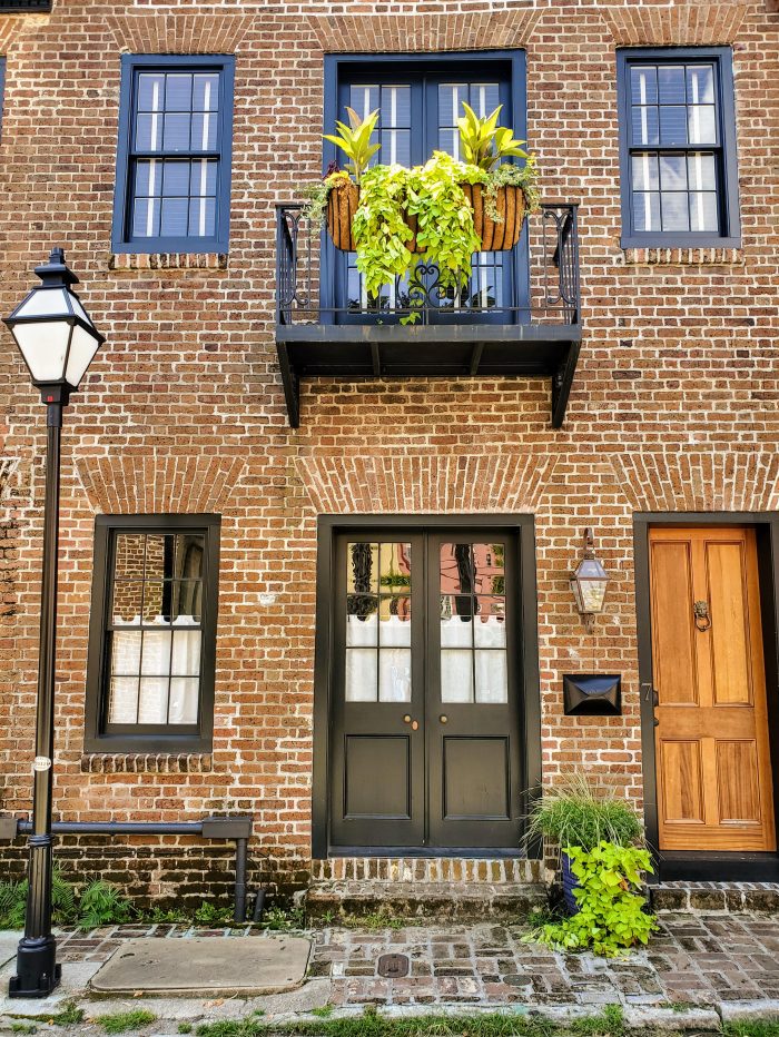 This beautiful building (c.1800) is one of a number of connected structures in the old wharf area on Cordes Street.