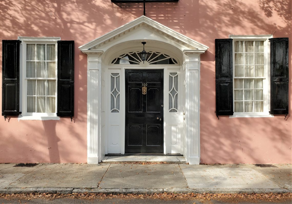 This pretty house on Tradd Street was built in 1740... pre-revolutionary beauty. 