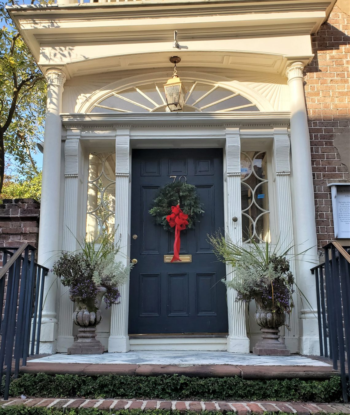 This good looking door belongs to the Robert Pringle House on Tradd Street, built in 1774. A Victorian bay window, facing the street, was later added to the house that distinguishes it from most large single houses of that era.