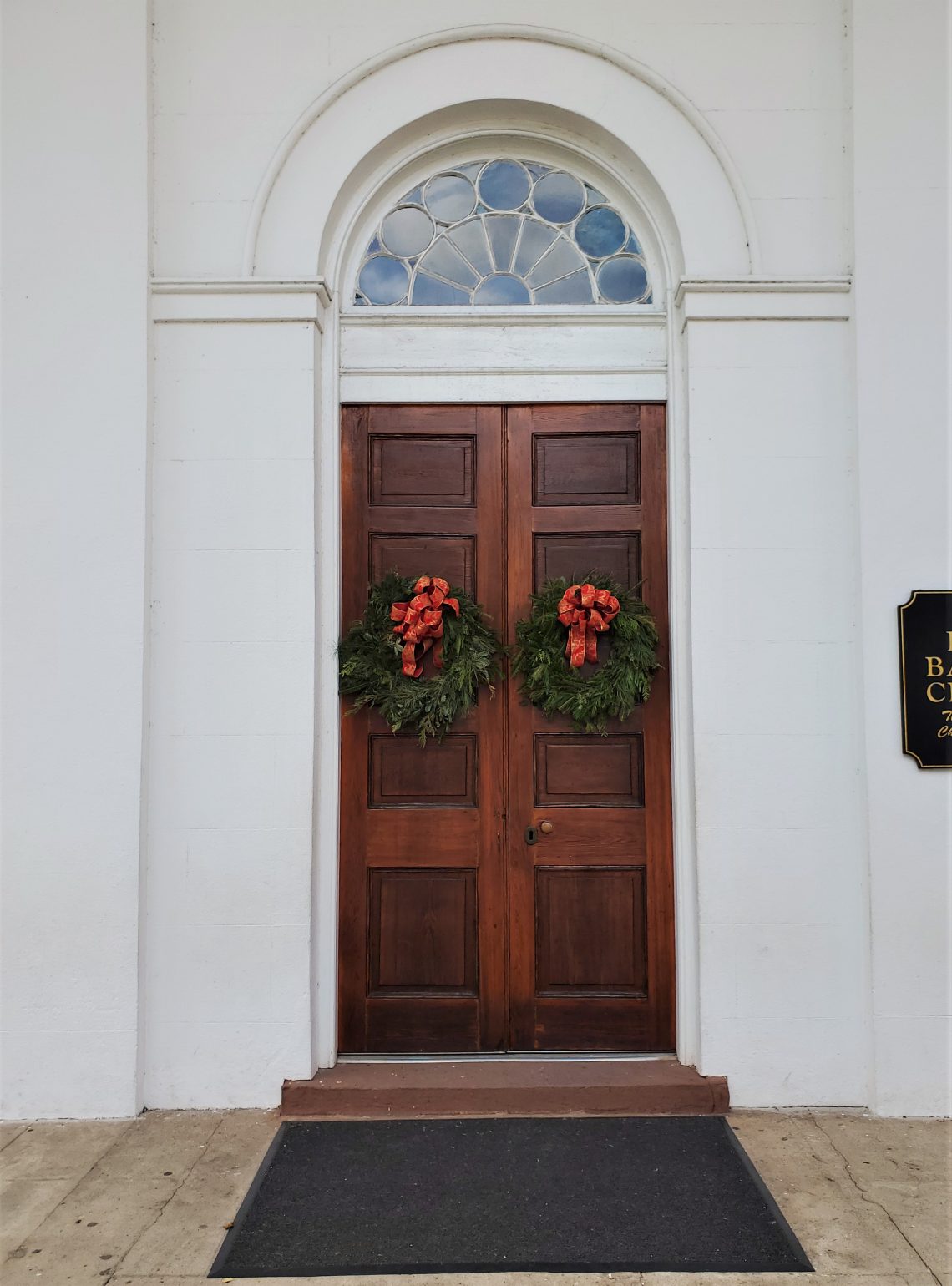 These wreaths adorn the entry to the First Baptist Church on Church Street. The oldest baptist church in the south, First Baptist can trace its congregation's roots back to 1682... to Kittery, Maine! In 1696, the pastor and 28 congregants moved to Charleston.