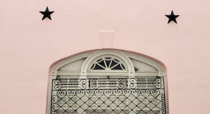 The side of this building in St. Michael's Alley has always reminded me of a face with dimples. The "dimples" are not, however, purely decorative. They are the end of earthquake bolts (or rods), which were used to strengthen the structural integrity of the building.